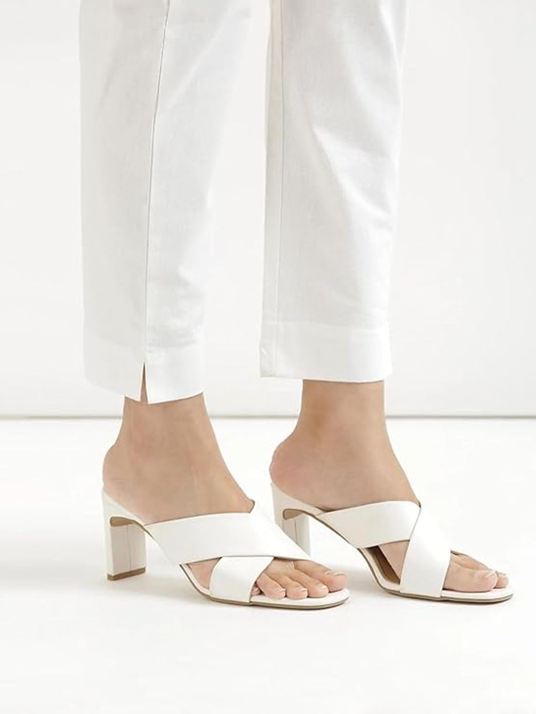 color:white