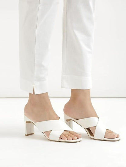 color:white